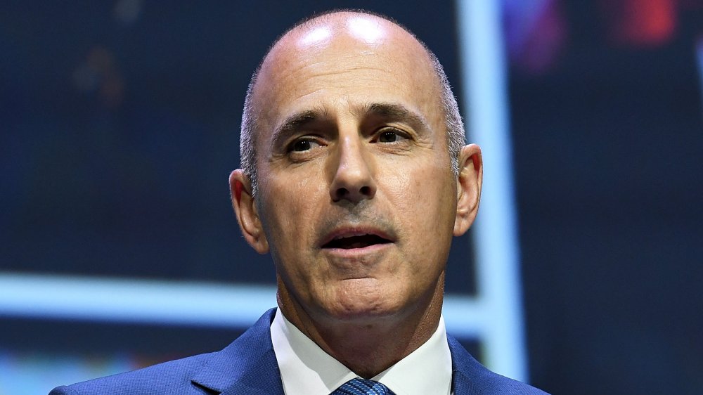 Matt Lauer hablando, mirando fuera de cámara