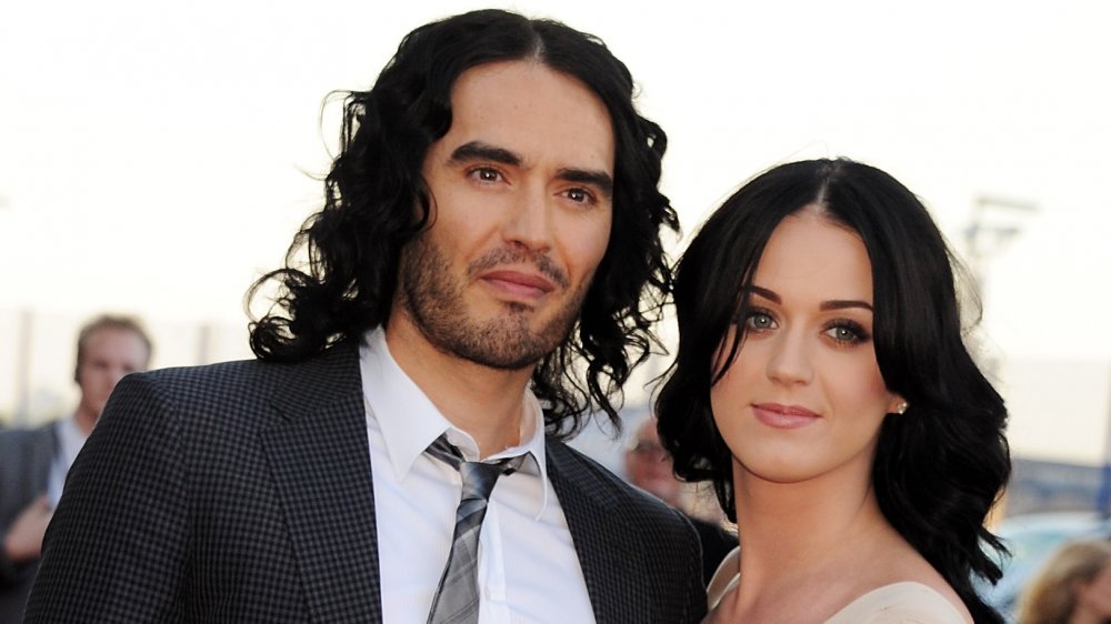 Russell Brand y Katy Perry posando en el estreno europeo de Arthur