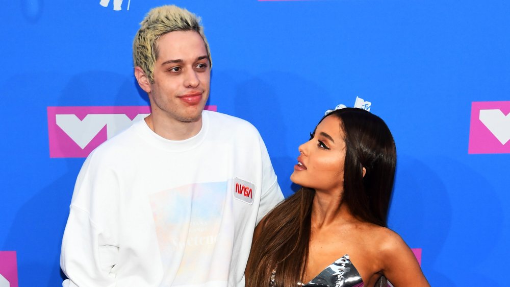 Pete Davidson y Ariana Grande en la alfombra roja en los MTV VMA 2018