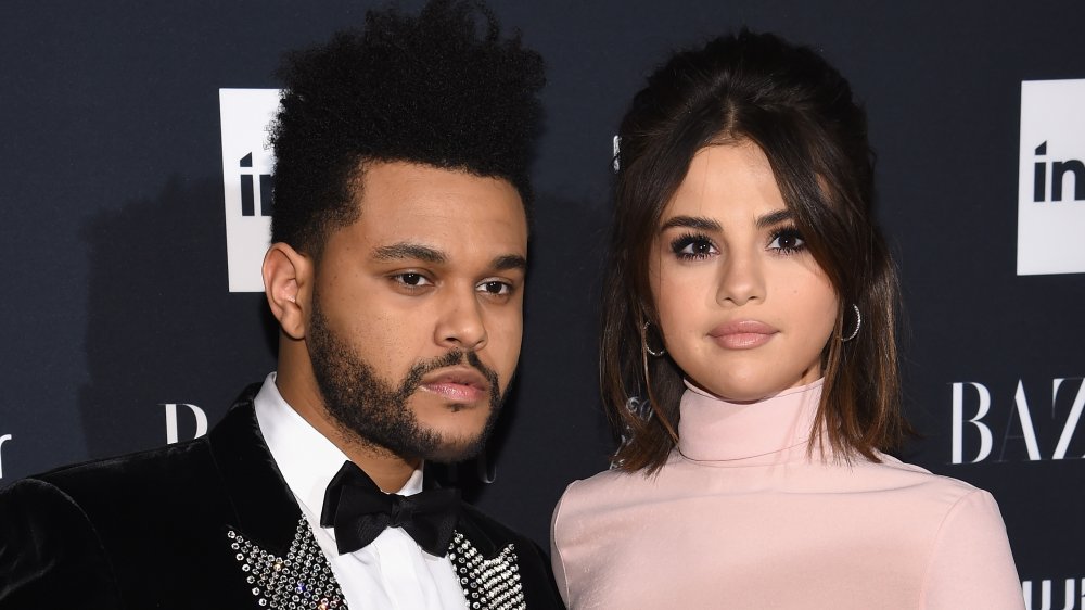 The Weeknd y Selena Gomez en la celebración de Harper's BAZAAR de 