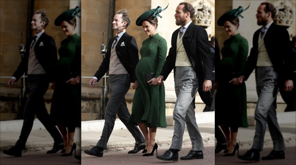 James Matthews, una embarazada Pippa Middleton, y James Middleton caminando juntos