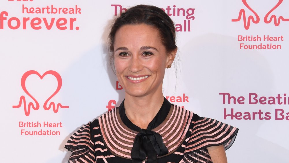 Pippa Middleton sonriendo y posando en un evento de caridad