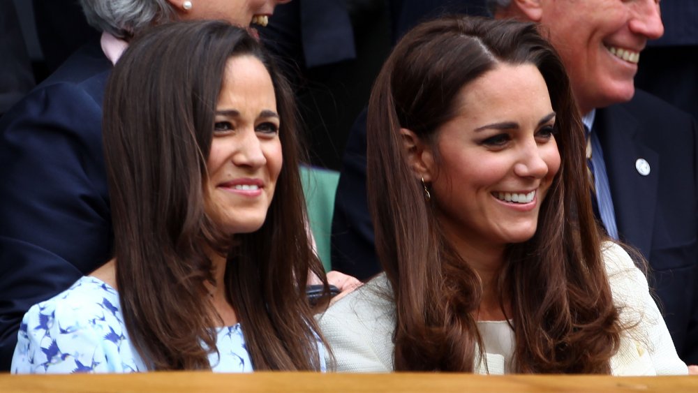 Pippa Middleton y Kate Middleton sonriendo y charlando