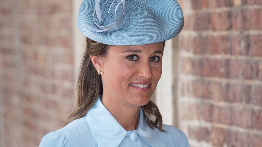 Pippa Middleton mirando a la cámara con una sonrisa vacilante