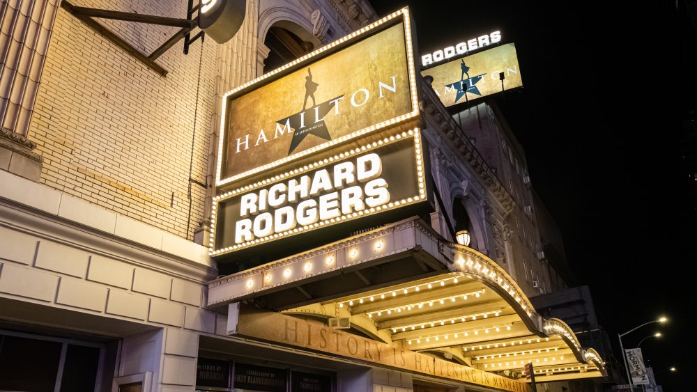 Teatro Rodgers con cartel de Hamilton 