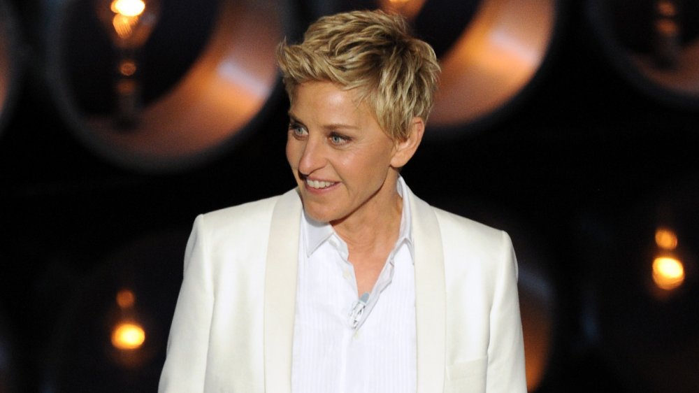 Ellen DeGeneres sonriendo en el escenario 