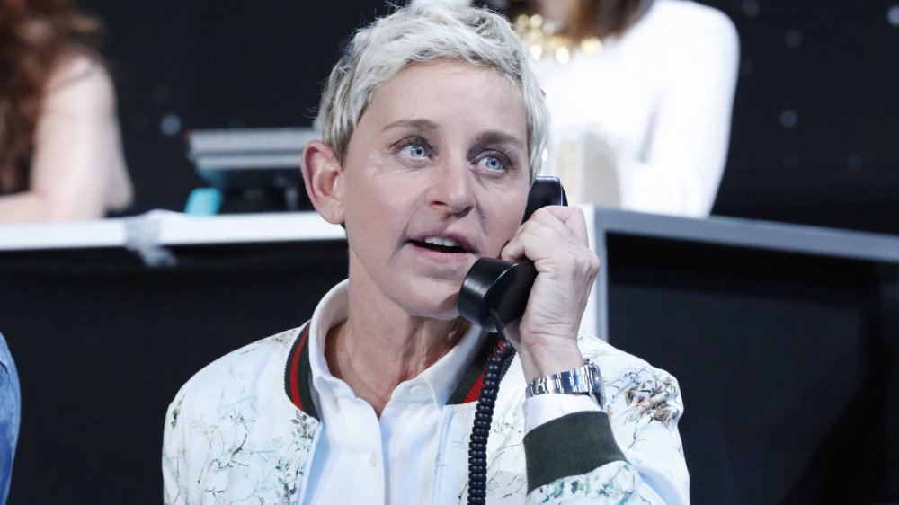 Ellen DeGeneres hablando por teléfono 