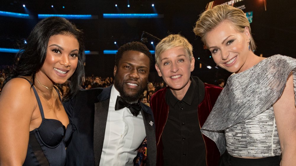 Eniko Hart, Kevin Hart, Ellen DeGeneres, Portia De Rossi sonriendo en una entrega de premios 