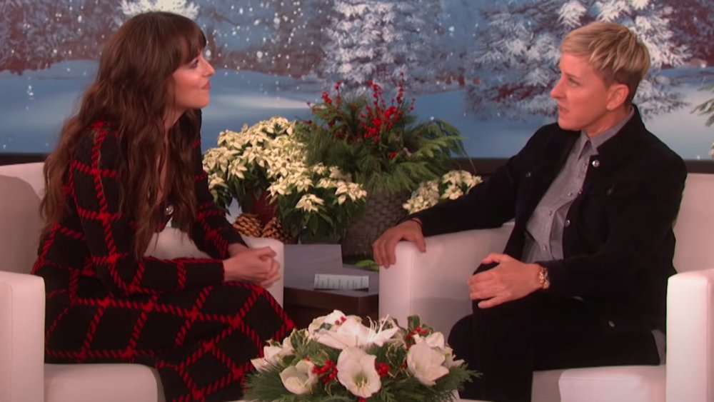 Dakota Johnson siendo entrevistada por Ellen DeGeneres 