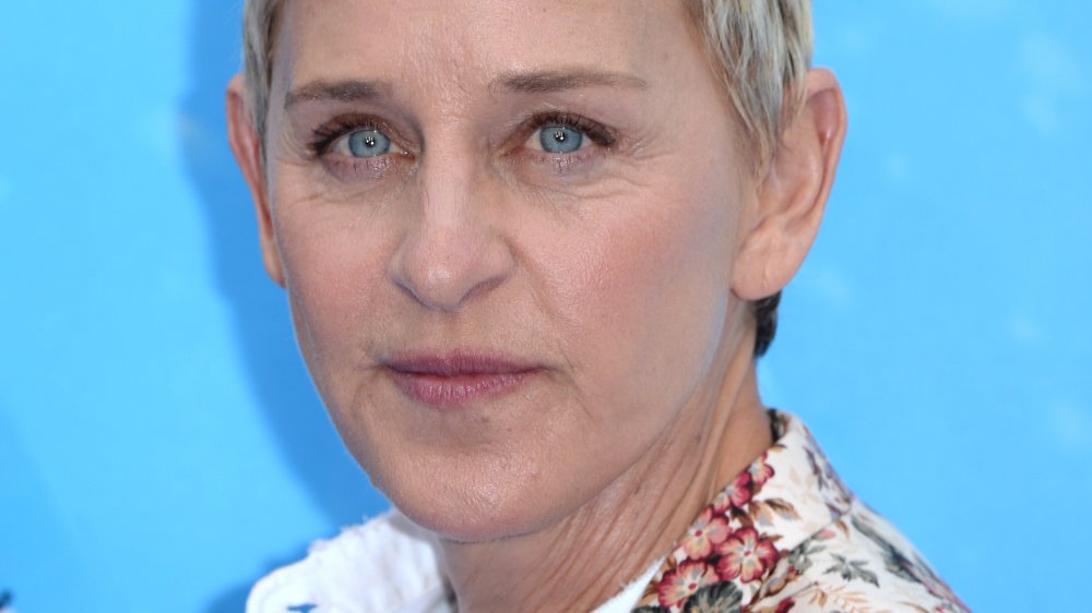 Ellen DeGeneres luciendo intensa 