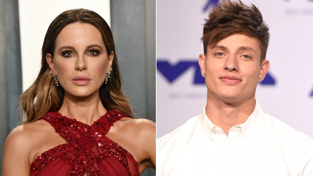 Kate Beckinsale con un vestido rojo y Matt Rife con un top blanco