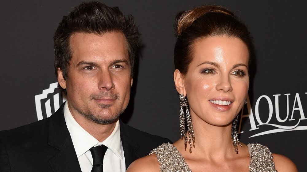 Len Wiseman y Kate Beckinsale mirando fuera de cámara