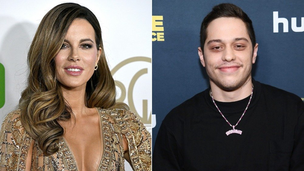 Kate Beckinsale con un vestido dorado y Pete Davidson sonriendo a la cámara