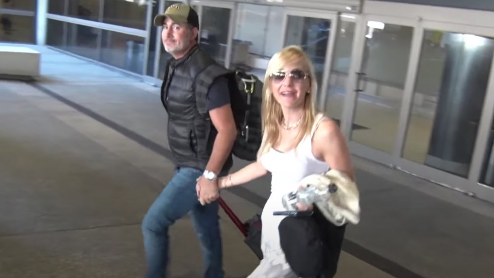 Michael Barrett y Anna Faris tomados de la mano en el aeropuerto 