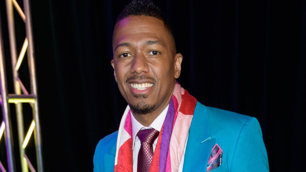 Nick Cannon en un traje colorido