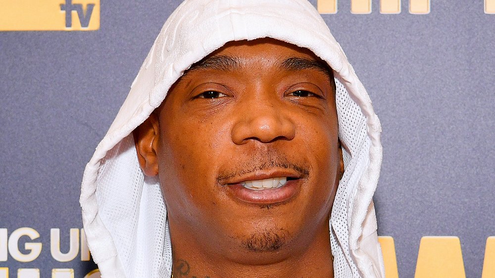 Ja Rule con sudadera blanca levantada