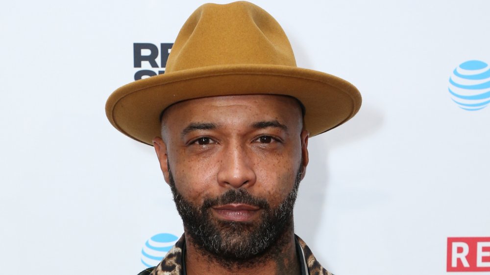 Joe Budden en un sombrero de fieltro marrón