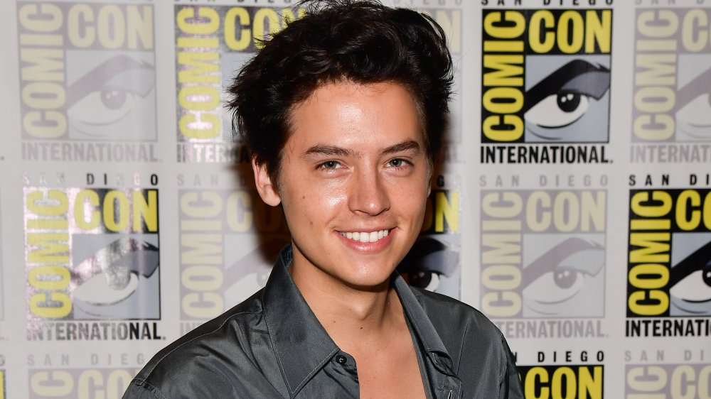 Cole Sprouse sonriendo a la Comic-Con 