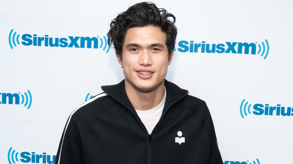 Charles Melton sonriendo a los estuidios de SiriusXM