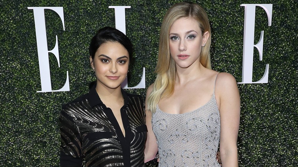 Camila Mendes y Lili Reinhart en la celebración de Elle's Women in Television en 2017