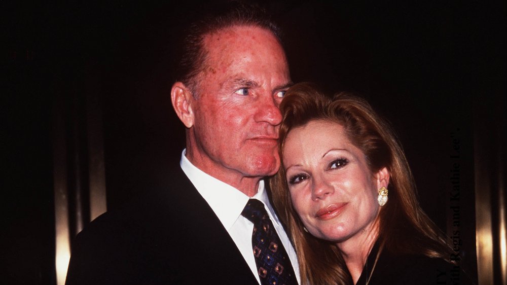 Frank Gifford y Kathie Lee Gifford abrazándose en una fiesta para Live with Regis and Kathie Lee 