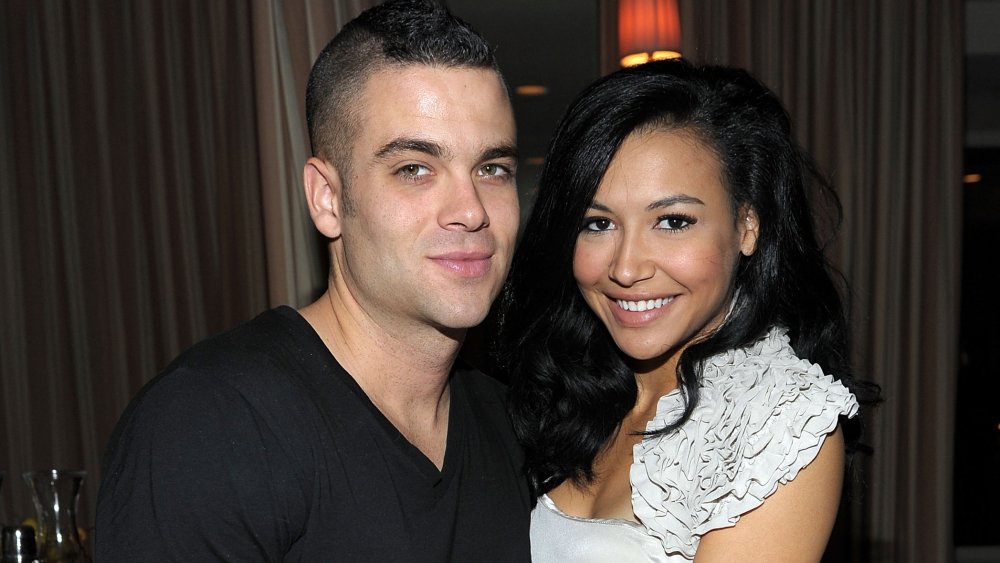 Mark Salling y Naya Rivera abrazándose en una celebración de las nominaciones al Globo de Oro de Glee