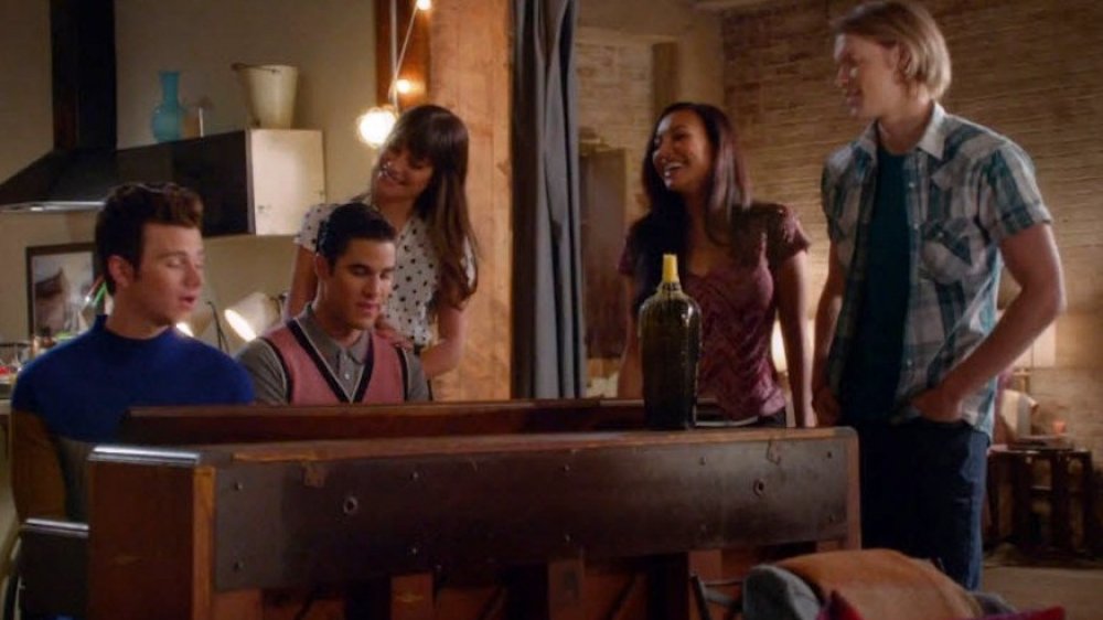 Naya Rivera interpretando "Just the Way You Are" con el elenco de Glee