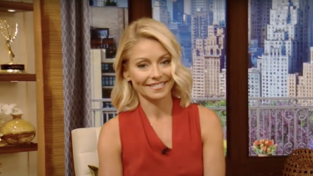 Kelly Ripa en un vestido rojo sin mangas