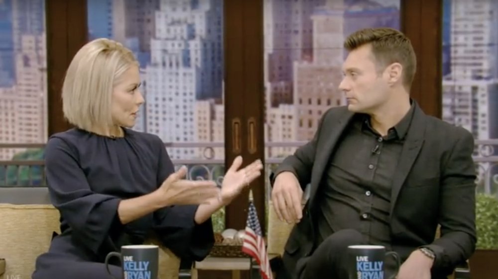 Kelly Ripa hablando con Ryan Seacrest