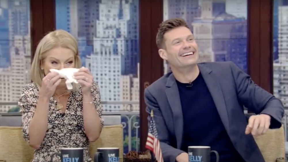 Kelly Ripa con pañuelos en la mano, junto a Ryan Seacrest