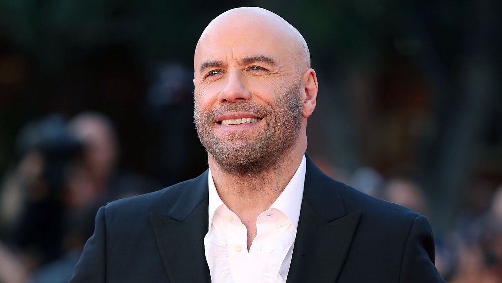 John Travolta, calvo, sonriente