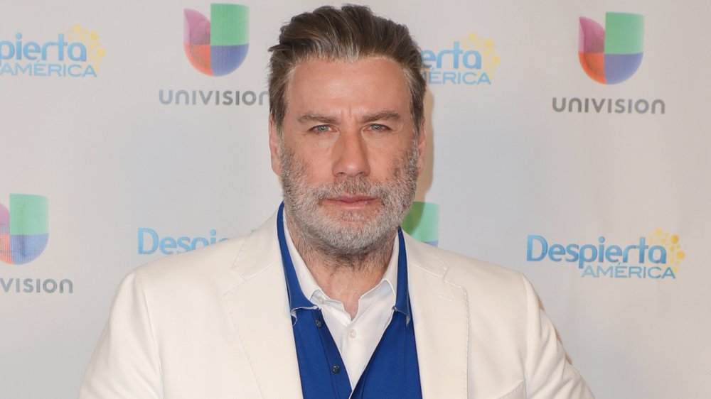 John Travolta en un traje blanco, con barba