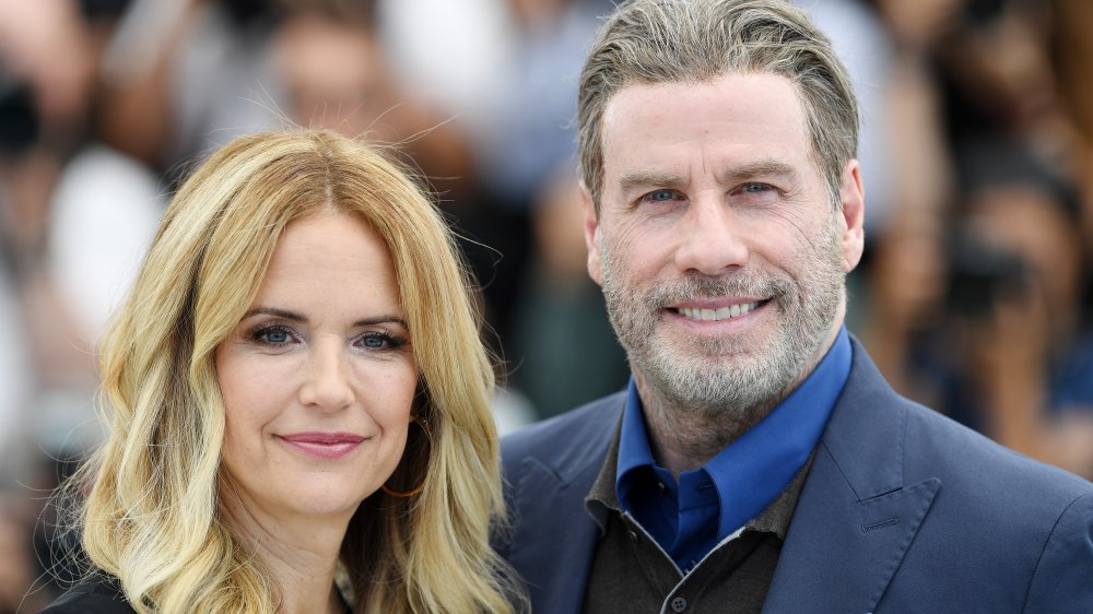 Kelly Preston y John Travolta sonriendo en la alfombra roja