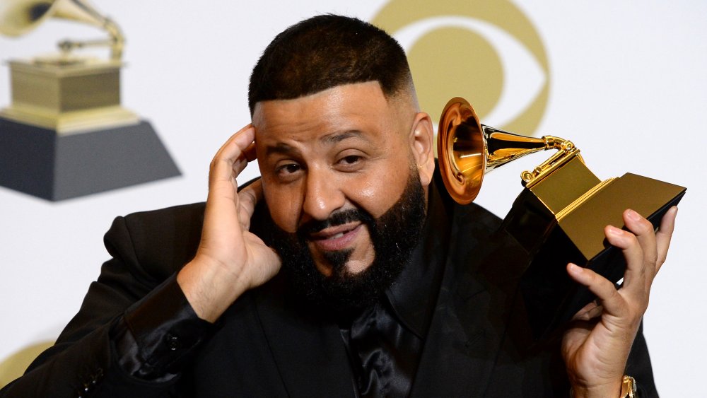 DJ Khaled sosteniendo un Grammy