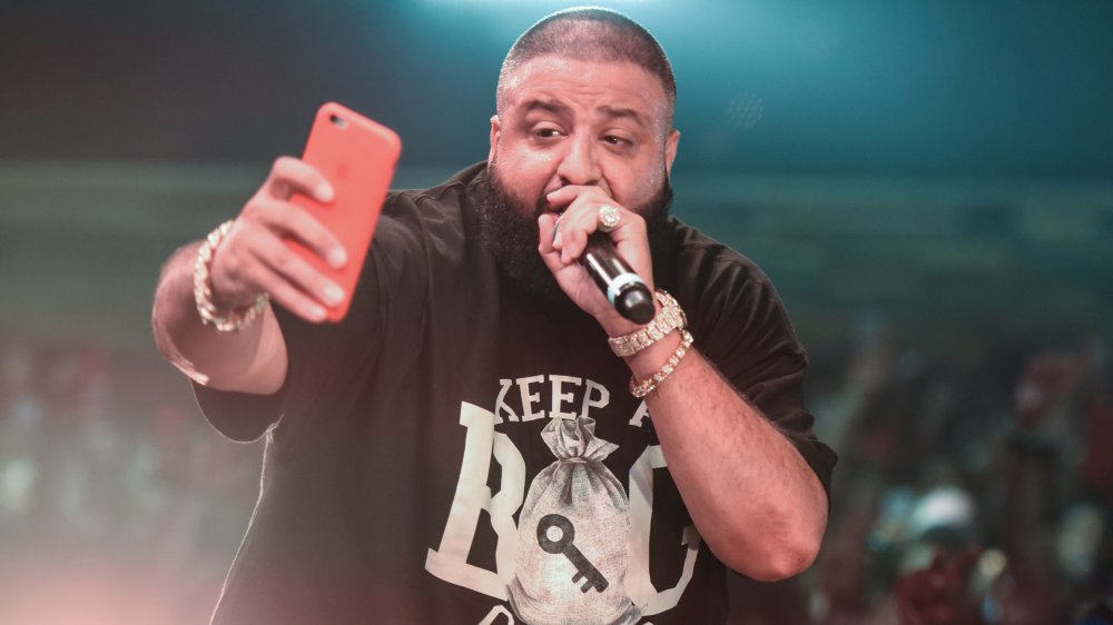 DJ Khaled haciendo selfies mientras está en el escenario