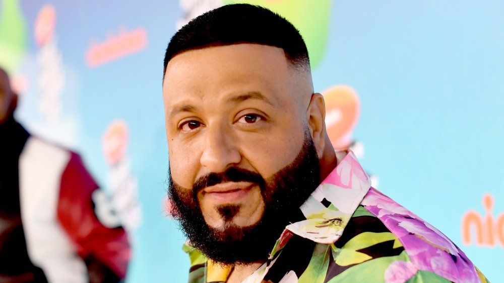 DJ Khaled en una camisa estampada tropical