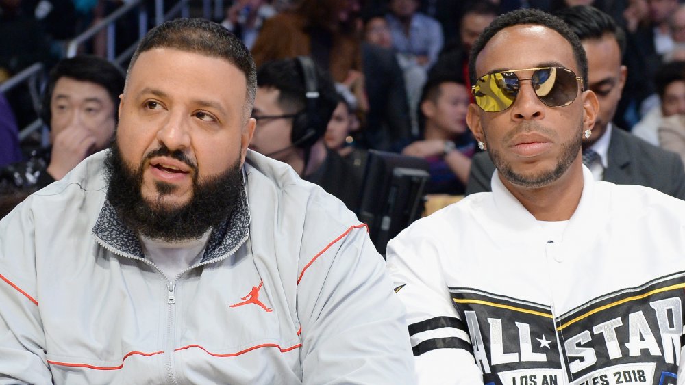 DJ Khaled y Ludacris viendo un partido de baloncesto