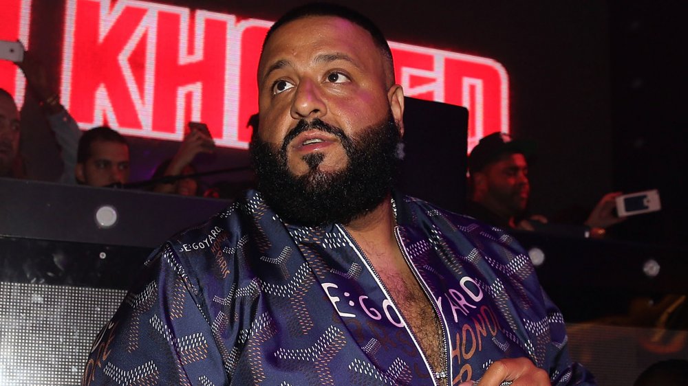 DJ Khaled en un bombardero morado