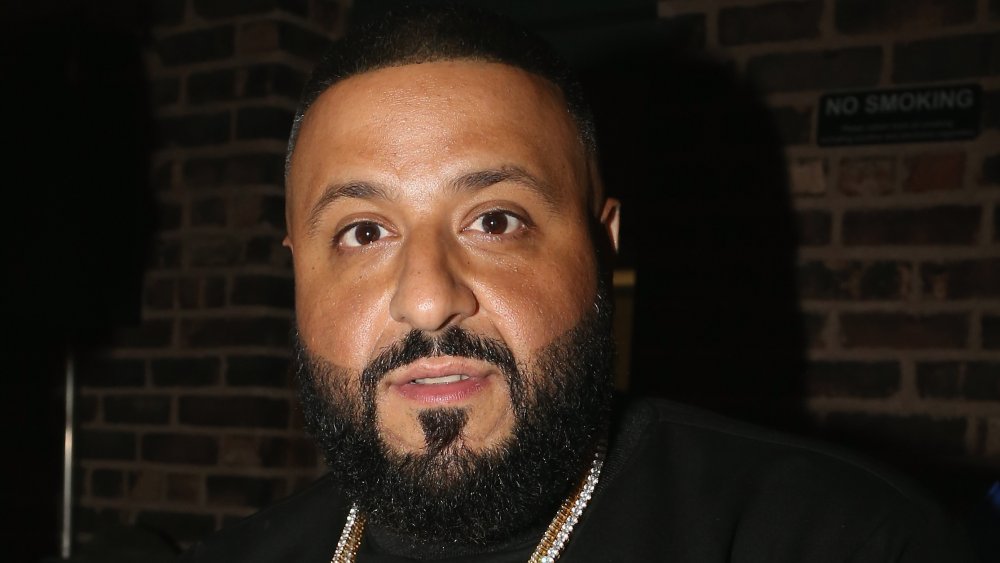 DJ Khaled en camisa negra y bling alrededor de su cuello