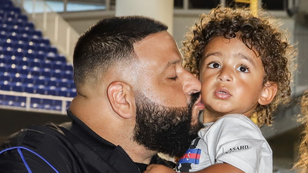 DJ Khaled besa a su hijo, Asahd, en la mejilla