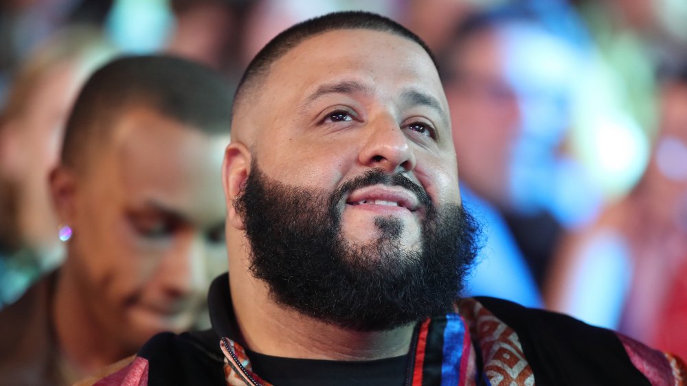 DJ Khaled sonriendo y mirando hacia arriba