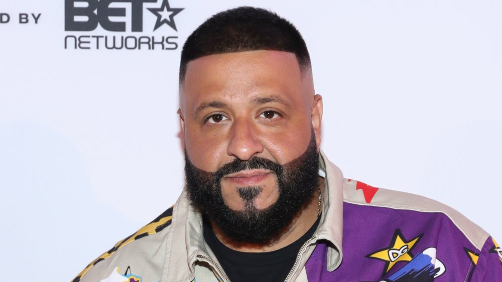 DJ Khaled en un bombardero morado y beige