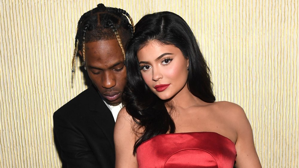 Travis Scott y Kylie Jenner en el saludo pre-GRAMMY y GRAMMY a los iconos de la industria en honor a Clarence Avant 