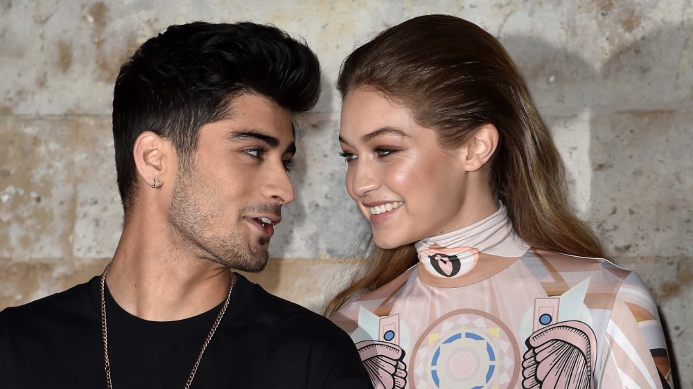 Zayn Malik y Gigi Hadid sonriéndose 