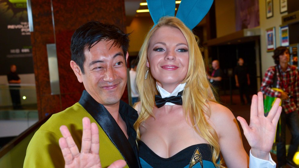 Grant Imahara y Jennifer Newman 