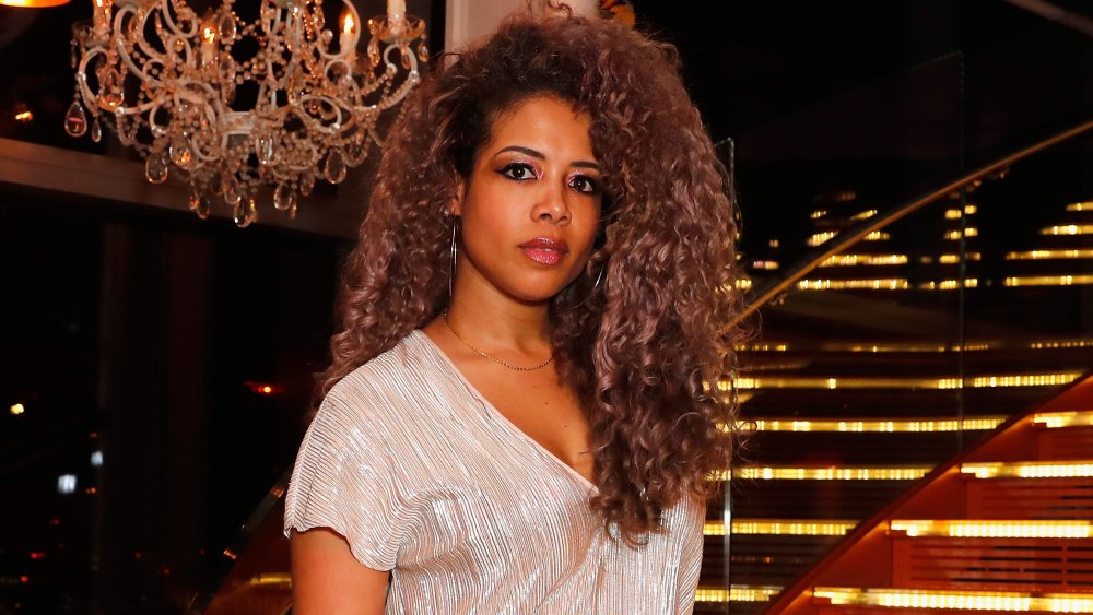 Kelis posando en un top plateado brillante