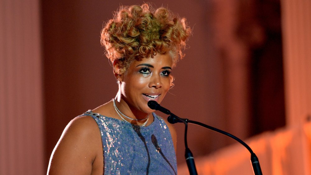 Kelis en un podio, hablando