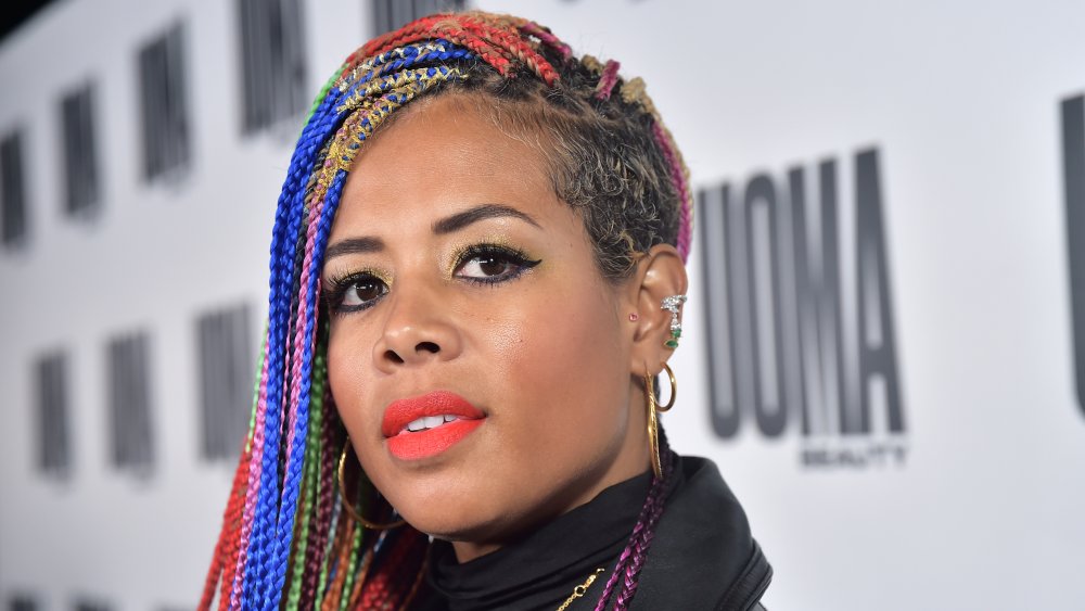 Kelis con trenzas de color arcoiris