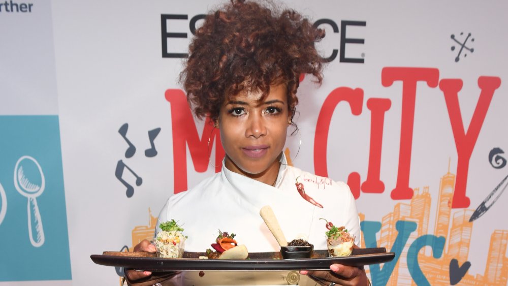 Kelis sosteniendo un plato de su cocina