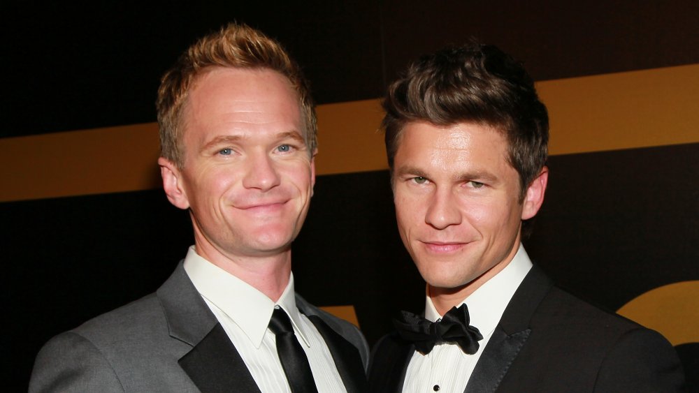 Neil Patrick Harris y David Burtka con esmoquin y corbata